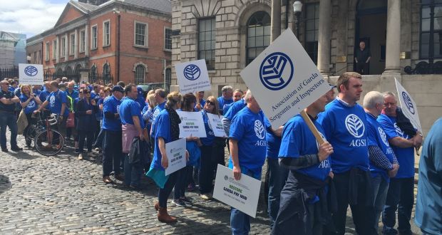 Irish Times: Hundreds of senior gardaí protest about pay restoration